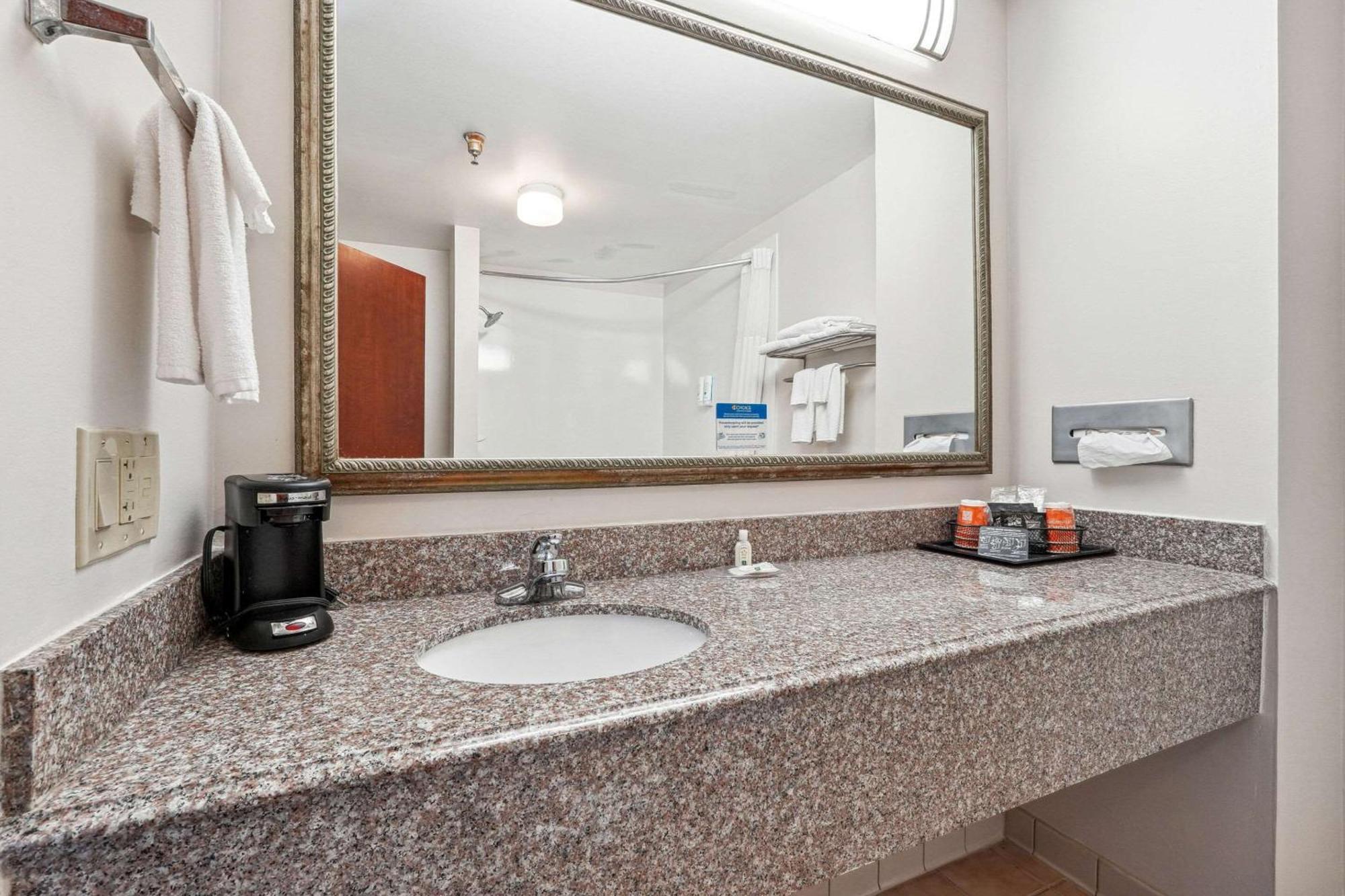 דוסונוויל Quality Inn & Suites מראה חיצוני תמונה