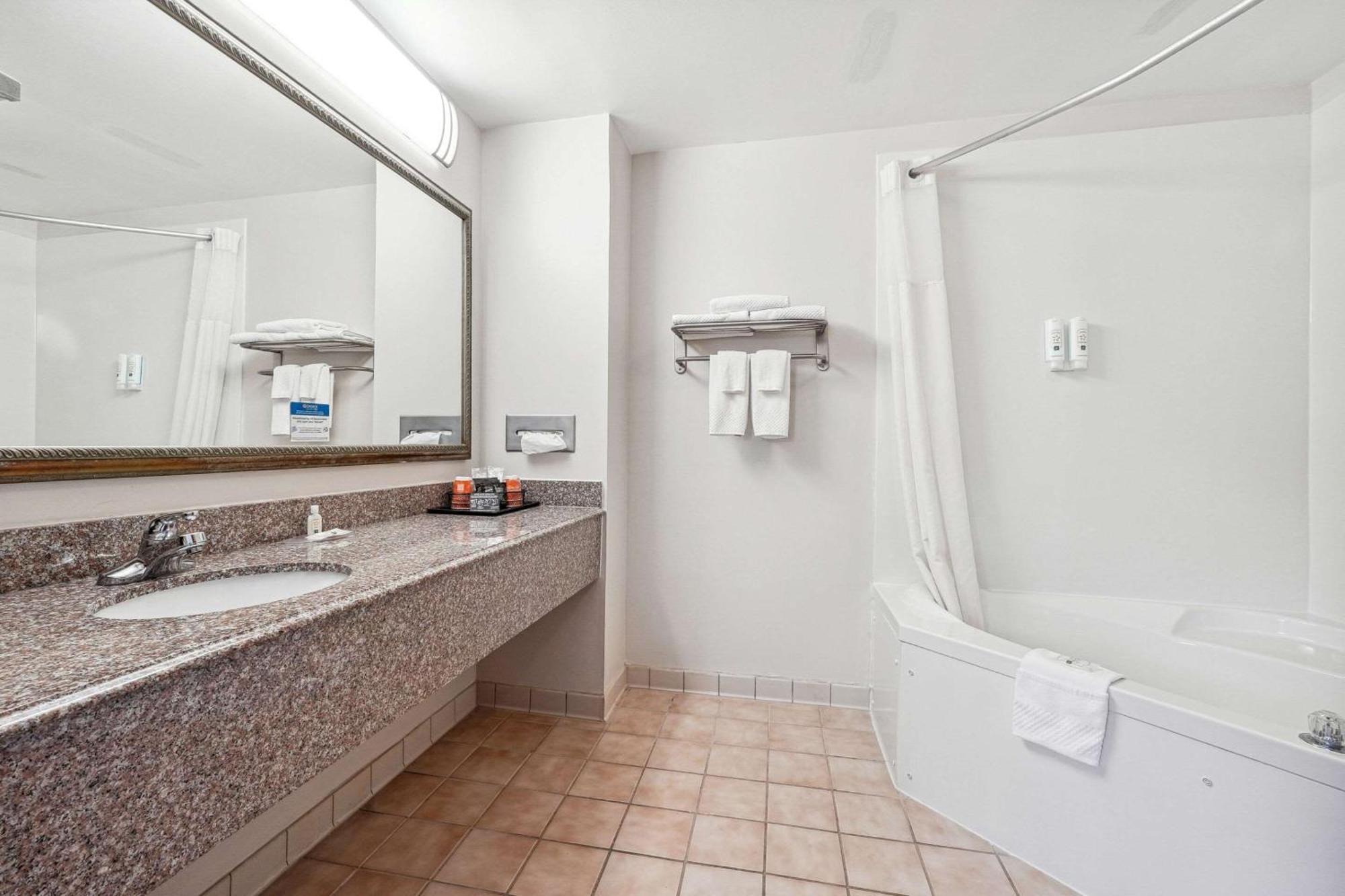 דוסונוויל Quality Inn & Suites מראה חיצוני תמונה